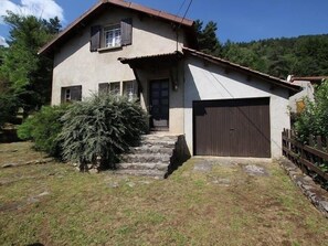Exterior - Spacious Family Home with Terrace in Gorges de l'Allier, Near River and Hiking Trails (Alleyras)