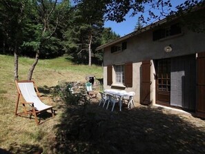 Outdoor dining - Spacious Family Home with Terrace in Gorges de l'Allier, Near River and Hiking Trails (Alleyras)