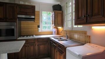 Réfrigérateur, micro-ondes, lave-vaisselle, chaise haute