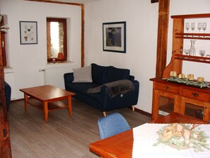 Een smart-tv, boeken en een stereo