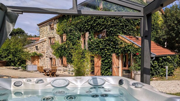 Outdoor spa tub - Luxury Gîte with Spa, Terrace, and Game Room in Scenic Blanlhac, Rosières (Rosières)