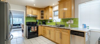 💥💎3 bedrooms 1.5 baths near Downtown W/ AC 2 car parking. 1204 sq ft / 111 sq m