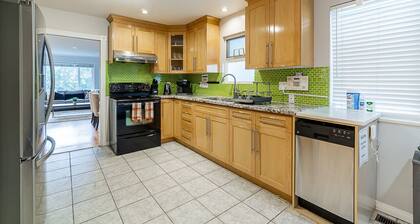 💥💎3 bedrooms 1.5 baths near Downtown W/ AC 2 car parking. 1204 sq ft / 111 sq m