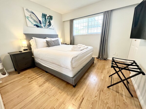 3 bedrooms, in-room safe, desk, iron/ironing board