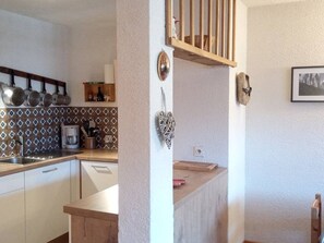 Réfrigérateur, micro-ondes, plaque de cuisson, lave-vaisselle