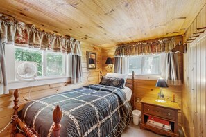 2 bedrooms, internet, bed sheets - Lakefront, cabin-inspired home with firepit, grill, & screened porch, Wifi (Greenville)