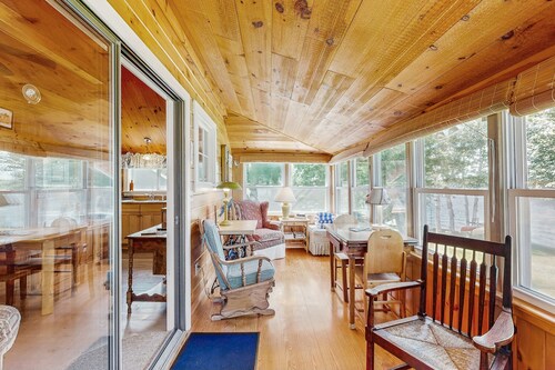 Lakefront, cabin-inspired home with firepit, grill, & screened porch, Wifi