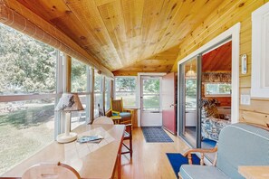 TV, Netflix, DVD player, streaming services - Lakefront, cabin-inspired home with firepit, grill, & screened porch, Wifi (Greenville)