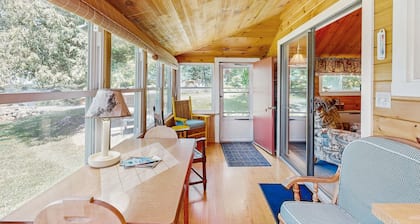 Lakefront, cabin-inspired home with firepit, grill, & screened porch, Wifi