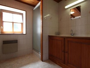 Bathroom - Charming Stone House with Terrace, Enclosed Garden, Near Medieval City (Céaux-d'Allègre)