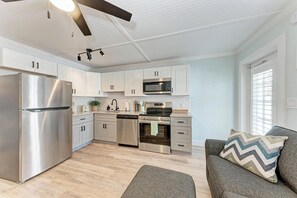 Geladeira, micro-ondas, fogão, cooktop