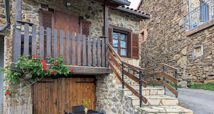 GĂźte au cĆur du village mĂ©diĂ©val de Saint-Ilpize