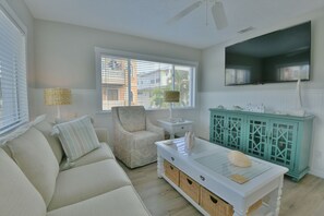 TV, music library - Amazing beach getaway pool condo by the beach (Bradenton Beach)