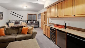 Duplex, 4 Bedrooms | Living room | Smart TV