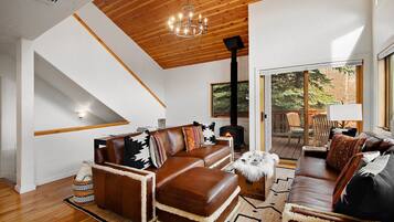 Duplex, 4 Bedrooms | Living room | Smart TV