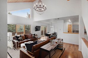 Duplex, 4 Bedrooms | Living room