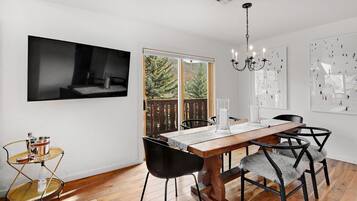 Duplex, 4 Bedrooms | Private kitchen | Fridge, oven, coffee/tea maker, toaster