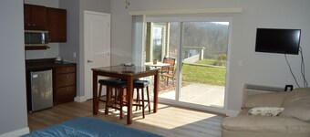 Grafton Escape #1 - River views! Pool! Walking distance to bars/restaurants