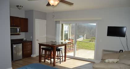 Grafton Escape #1 - River views! Pool! Walking distance to bars/restaurants