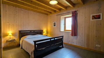 4 bedrooms, travel crib