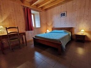 4 室のベッドルーム、旅行用ベビーベッド