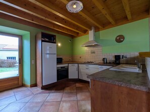 Kühlschrank, Mikrowelle, Geschirrspüler, Hochstuhl