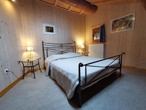 4 bedrooms, travel crib - Family Cottage in Riotord with Garden and Playground (Riotord)