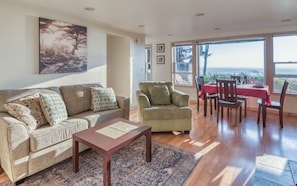 TV, DVD player - Oceanfront home in Newport with sweeping views, and easy beach access (Newport)