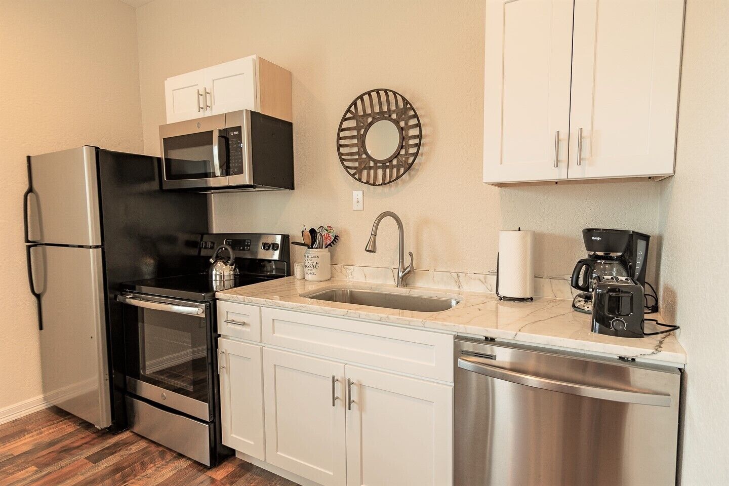 Jääkaappi, mikroaaltouuni, uuni, liesi