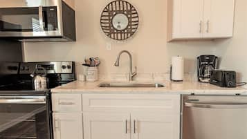 Køleskab, mikrobølgeovn, ovn, kogeplade