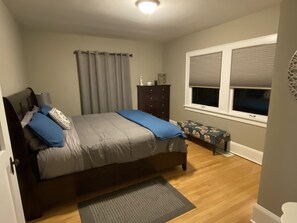 3 bedrooms, in-room safe, iron/ironing board, WiFi - Close to Downtown & UWEC (Eau Claire)