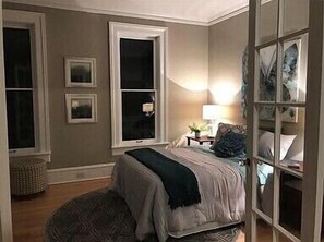 3 bedrooms, in-room safe, iron/ironing board, WiFi - Close to Downtown & UWEC (Eau Claire)