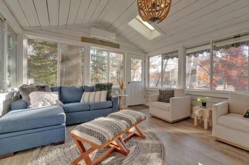  Cozy Waterfront cottage with Private dock- dog friendly!  