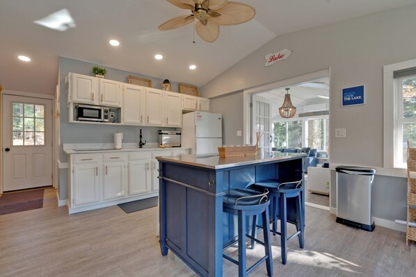 Fridge, microwave, stovetop, dishwasher -  Cozy Waterfront cottage with Private dock- dog friendly!   (Lyman)