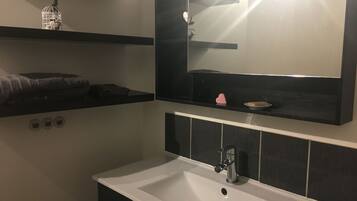 SĂšche-cheveux, serviettes fournies, papier toilette