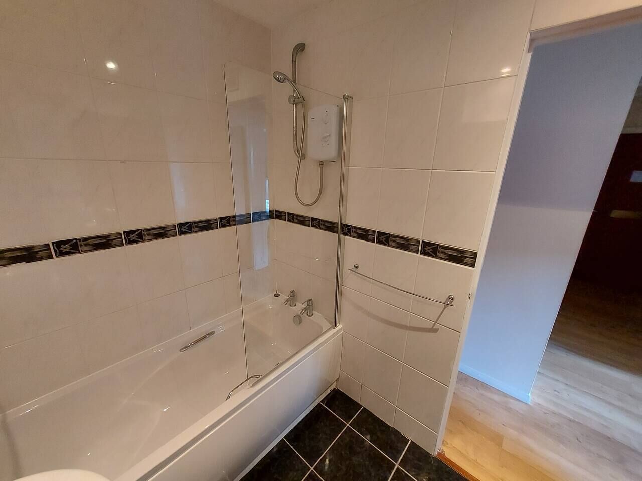 Ducha y bañera combinadas, secador de pelo, toallas y jabón