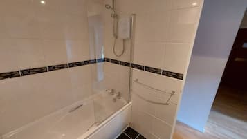 Ducha y bañera combinadas, secador de pelo, toallas y jabón