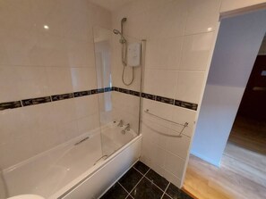Ducha y bañera combinadas, secador de pelo, toallas y jabón