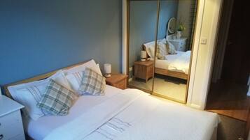 2 sovrum, vÀrdeförvaringsskÄp pÄ rummet och skrivbord