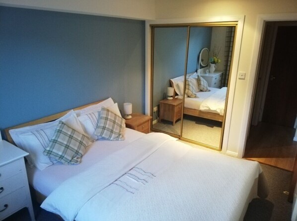 2 bedrooms, in-room safe, desk, iron/ironing board - City centre apartment (Aberdeenshire)