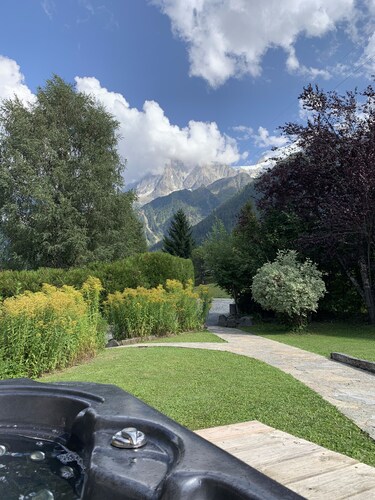 Large chalet at the foot of Mont Blanc ideal for groups.