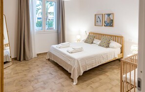 4 bedrooms, travel crib, free WiFi, bed sheets