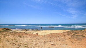 A coastal landscape with a clear sky, rocky terrain, and the ocean. - Gorgeous home in Castelvetrano (Castelvetrano)