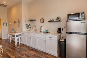 Fridge, microwave, stovetop, dishwasher