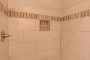 Dusche, Handtücher, Toilettenpapier