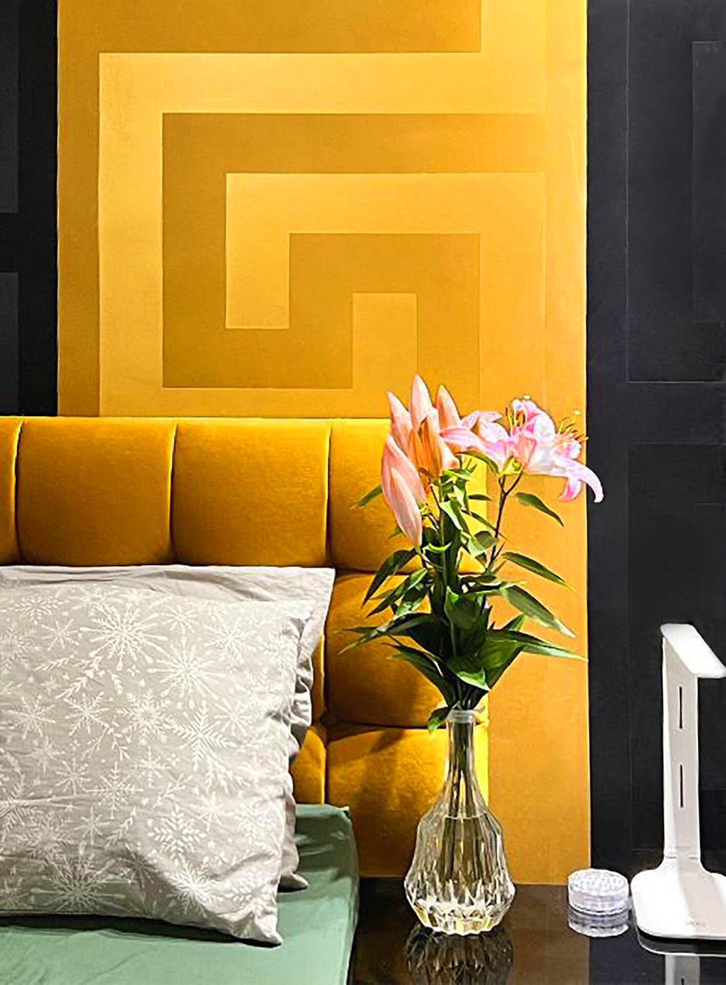 Een strijkplank/strijkijzer, wifi, beddengoed