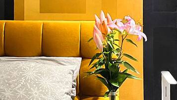 Een strijkplank/strijkijzer, wifi, beddengoed