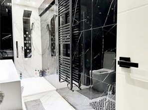 Shower, hair dryer, bidet, towels - FLAT AT PRIME LOCATION SOUTH KENSINGTON. New, Modern, design, CONFORT (London)