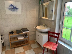 Douche, sĂšche-cheveux, serviettes fournies, savon