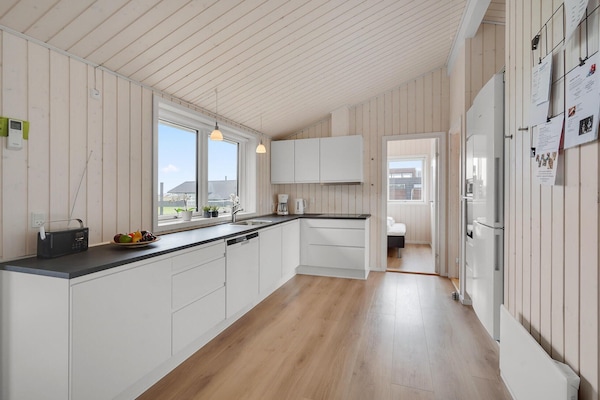 Kühlschrank, Ofen, Geschirrspüler, Wasserkocher mit Kaffee-/Teezubehör